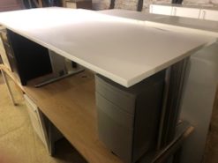 Alternative view of 1600 White workstations with mobile pedestal