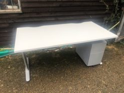 1600 White workstations with mobile pedestal