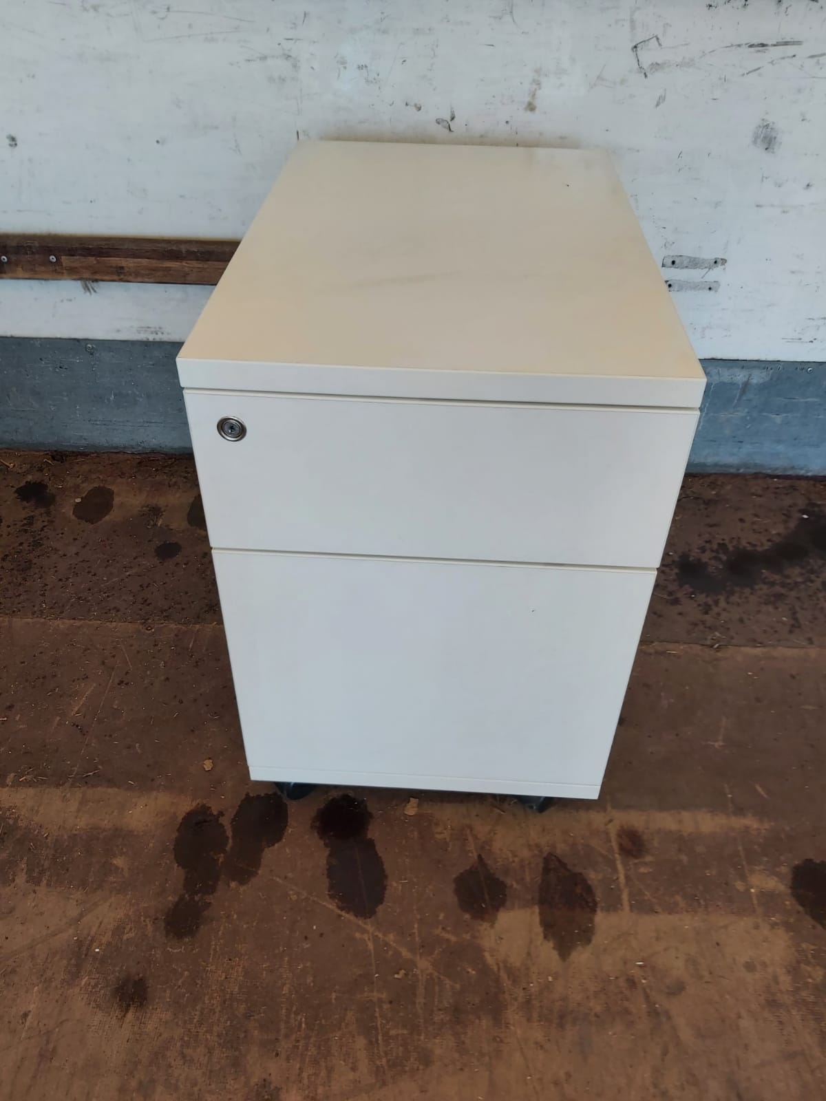 1600 White workstations with White mobile pedestal - Image 4