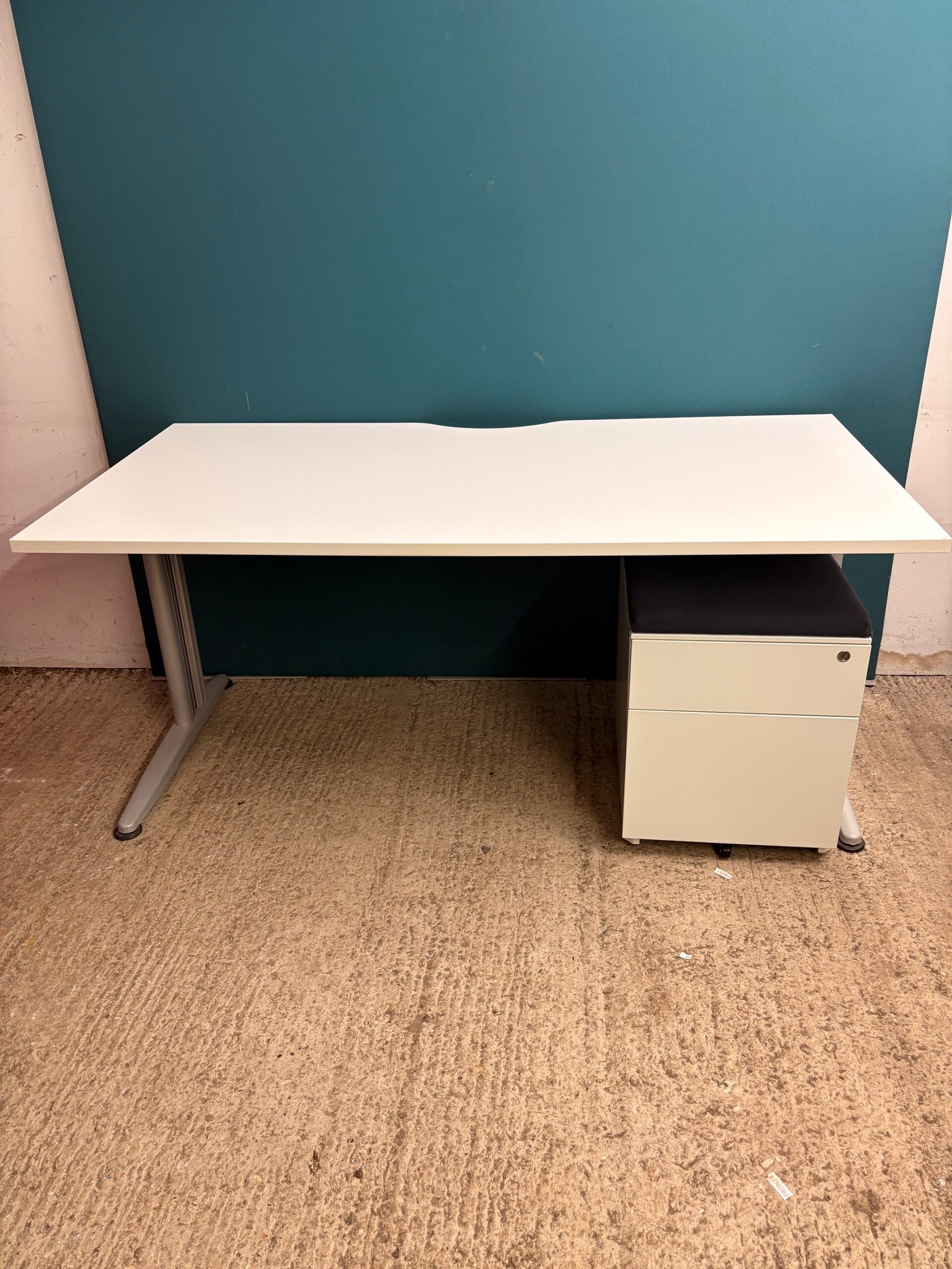 1600 White workstations with cantilever legs