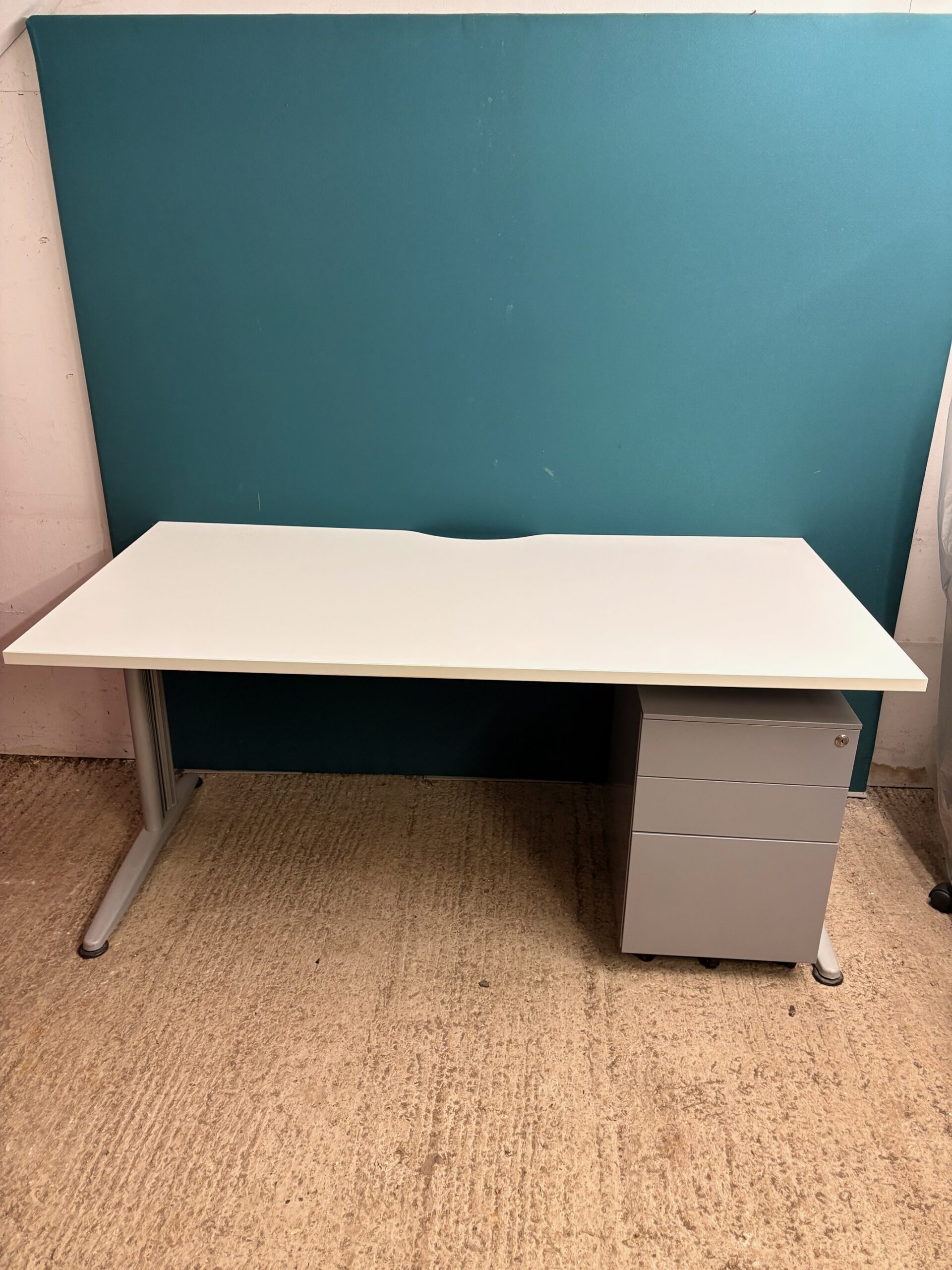 1600 White workstations with cantilever legs and light grey mobile pedestal