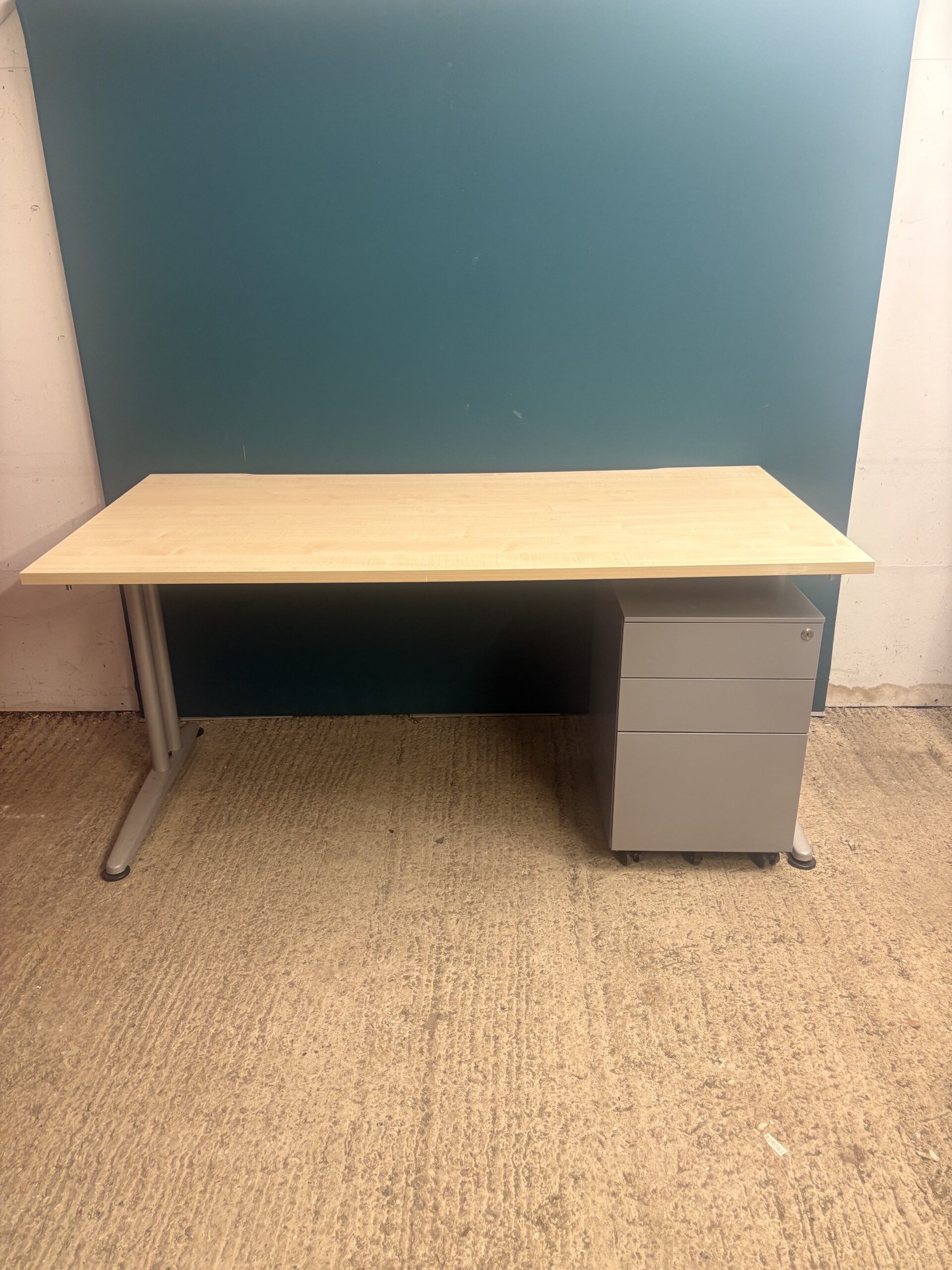 1600 Maple workstations with cantilever legs and grey mobile pedestal